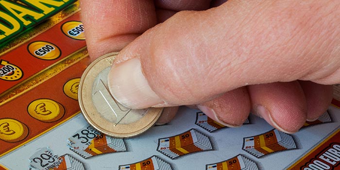 คู่หมายถึงถูกชนะเลิศด้วย $1M Scratch-Off ในแคลิฟอร์เนีย